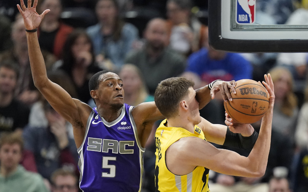  国王福克斯生涯新高，助队击败开拓者  